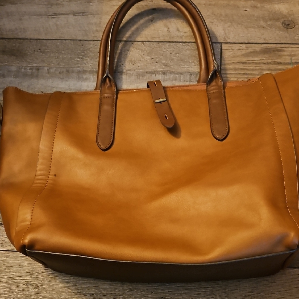 Tan Leather Shoulder bag with Timeless Design Universal thread